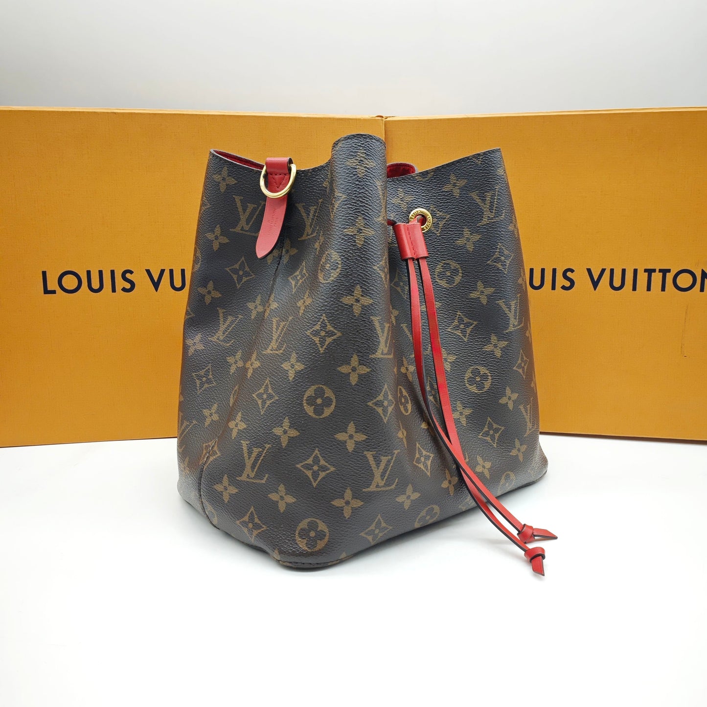 Louis Vuitton - Neonoe MM - Monogram coated canvas with cowhide leather trim - Brown with Red accents - (Medium)