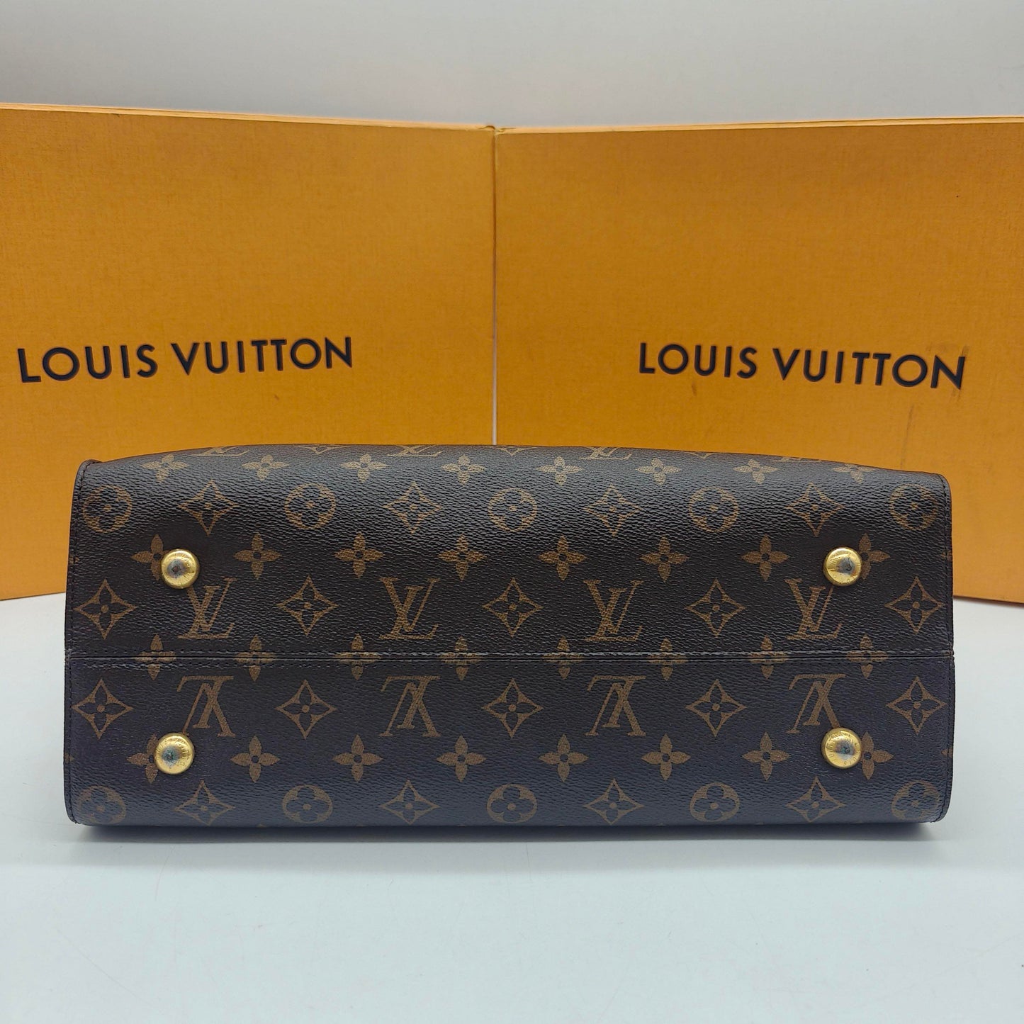 Louis Vuitton - Tuileries Besace - Monogram coated canvas with leather trim - Multicolour - (medium)