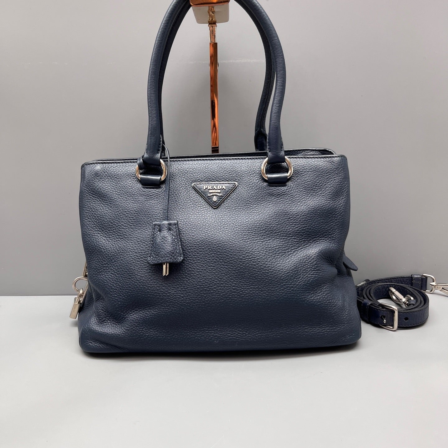Prada - Commuter Tote Bag - Pebbled leather - Navy - (medium)
