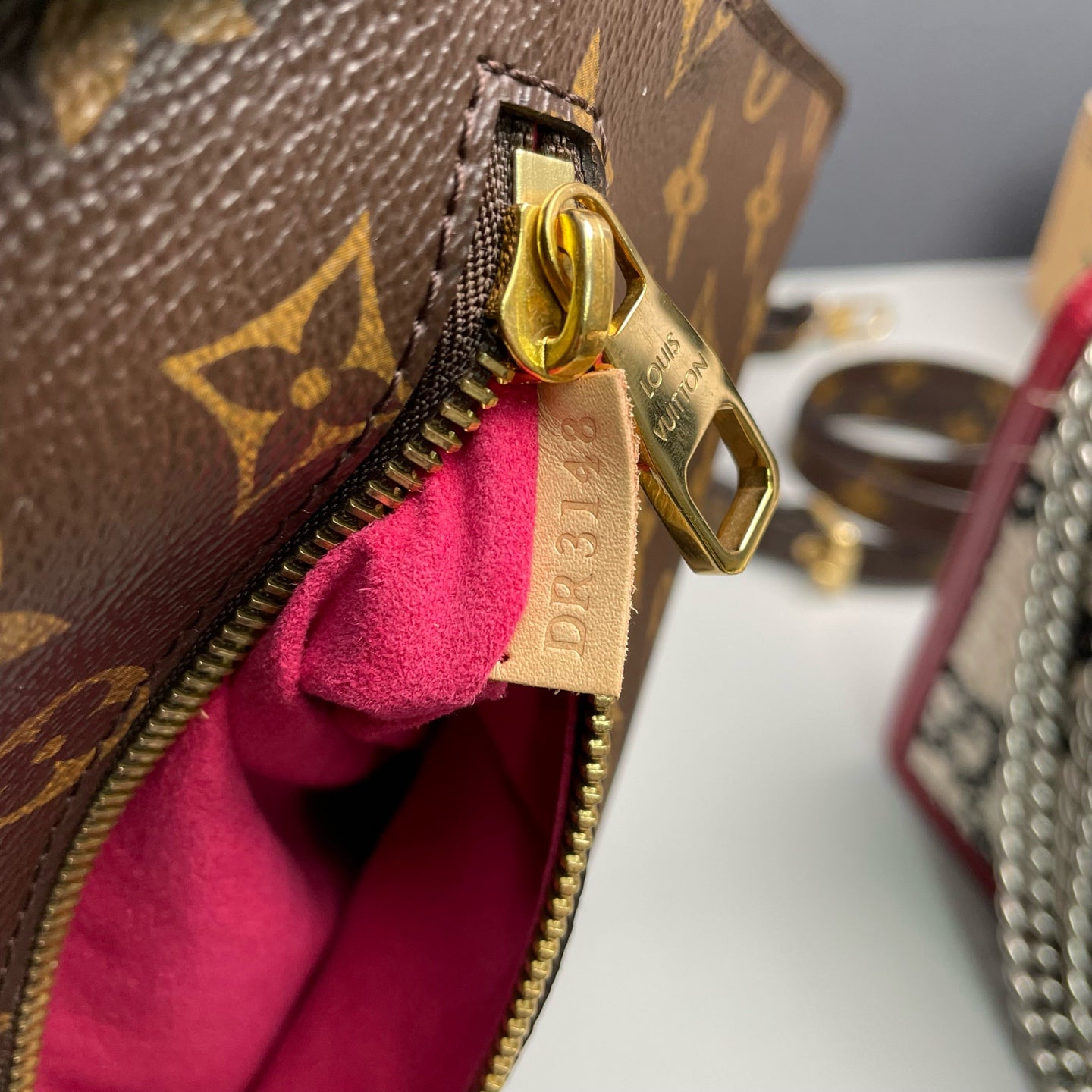 Louis Vuitton - Pochette Metis Monogram Canvas with Patches - Monogram coated canvas with natural cowhide leather trim - Brown - (Medium)