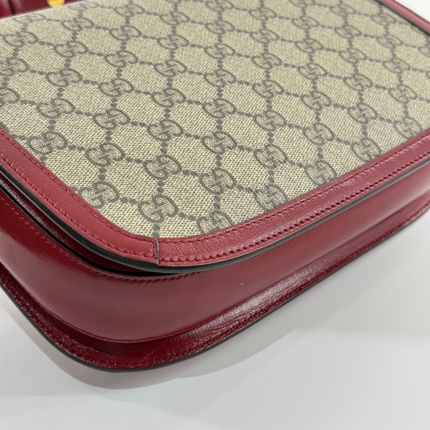 Gucci - 1955 Horsebit Medium Saddle Bag - GG Supreme coated canvas with leather trim - Multicolour (Beige/Brown and Red) - (medium)