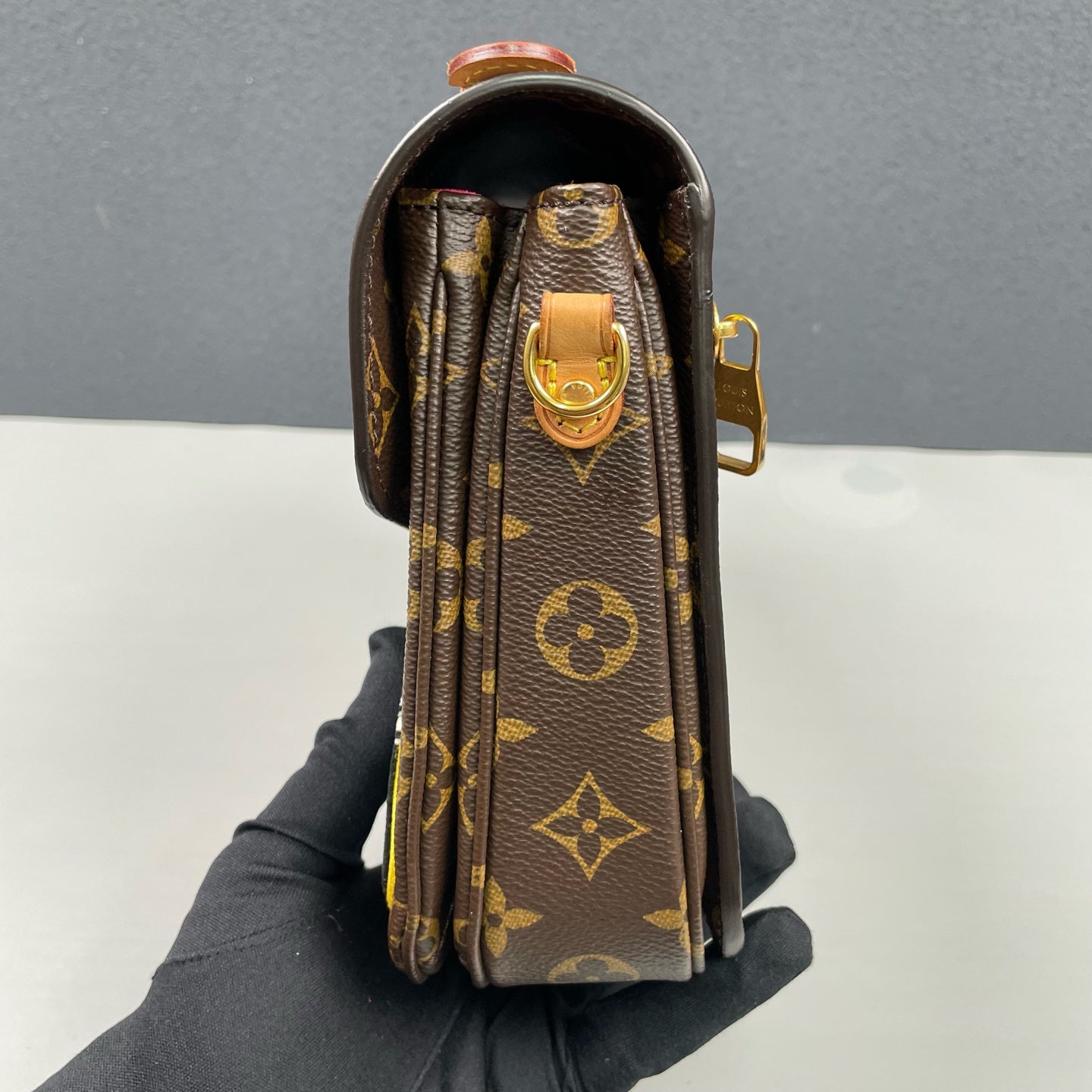 Louis Vuitton - Pochette Métis Monogram Patches - Monogram coated canvas with natural Vachetta leather trim and microfibre lining - Brown - (Medium)