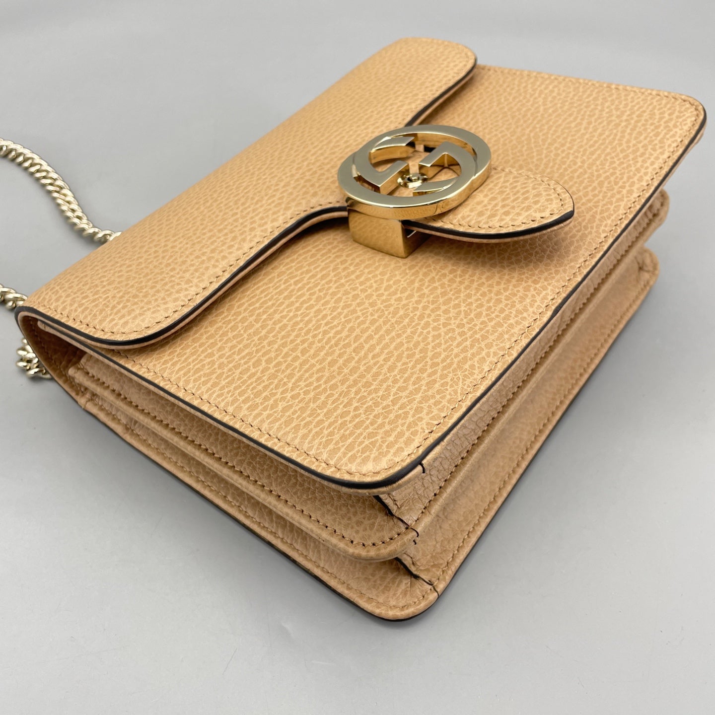 Gucci - Interlocking G Accordion Flap Bag (Outlet Model) - Grained leather - Beige - (small)