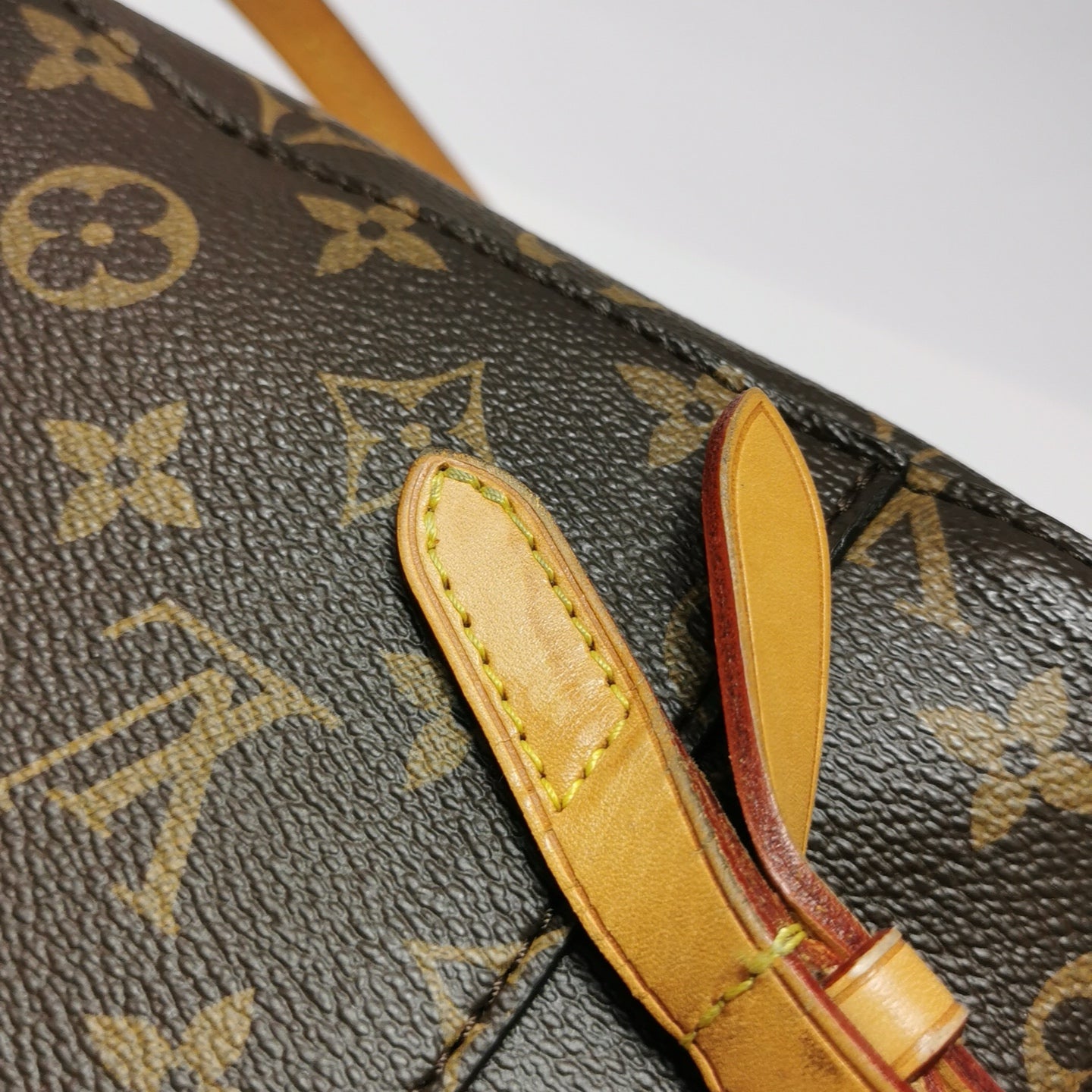Louis Vuitton - Montsouris - Monogram coated canvas with natural cowhide leather trim - Brown - (medium)
