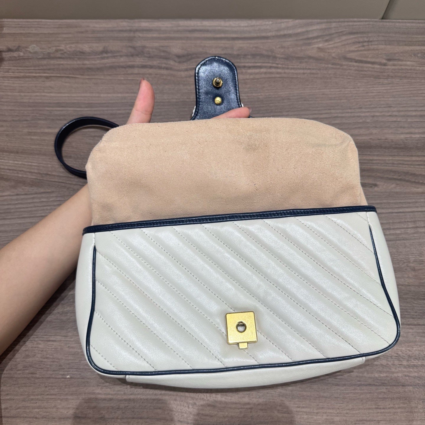 Gucci - GG Marmont Matelassé Shoulder Bag 26 - Leather - White with Navy Trim - (Medium)