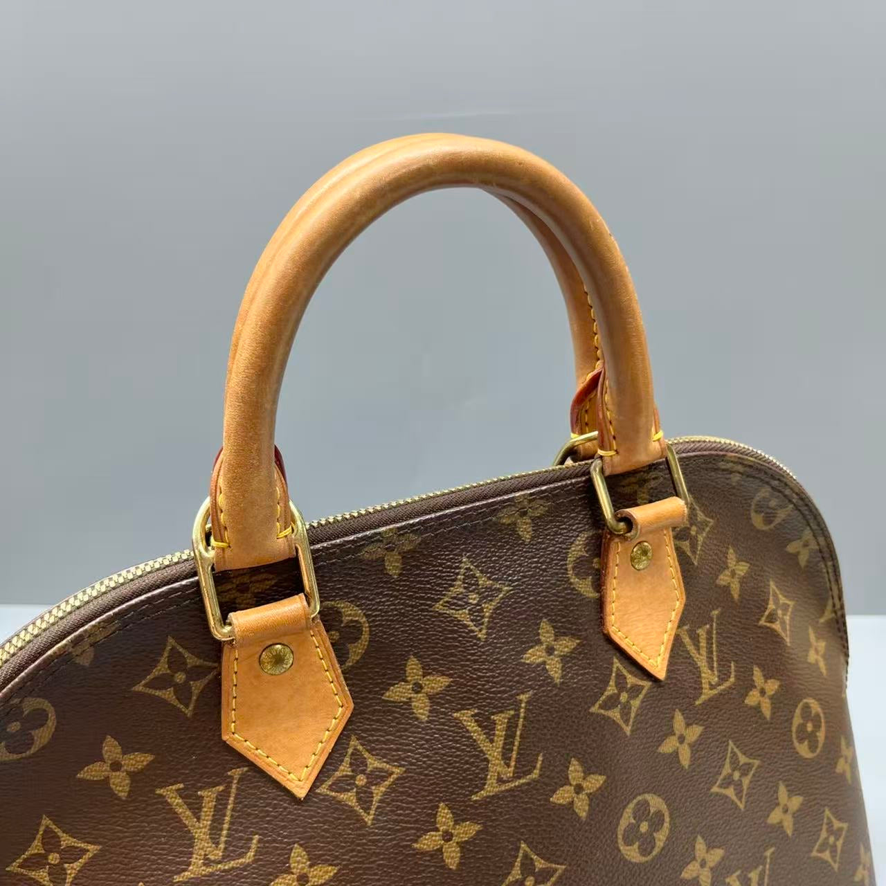 Louis Vuitton - Alma PM - Monogram canvas with Vachetta leather trim - Brown - (Medium)