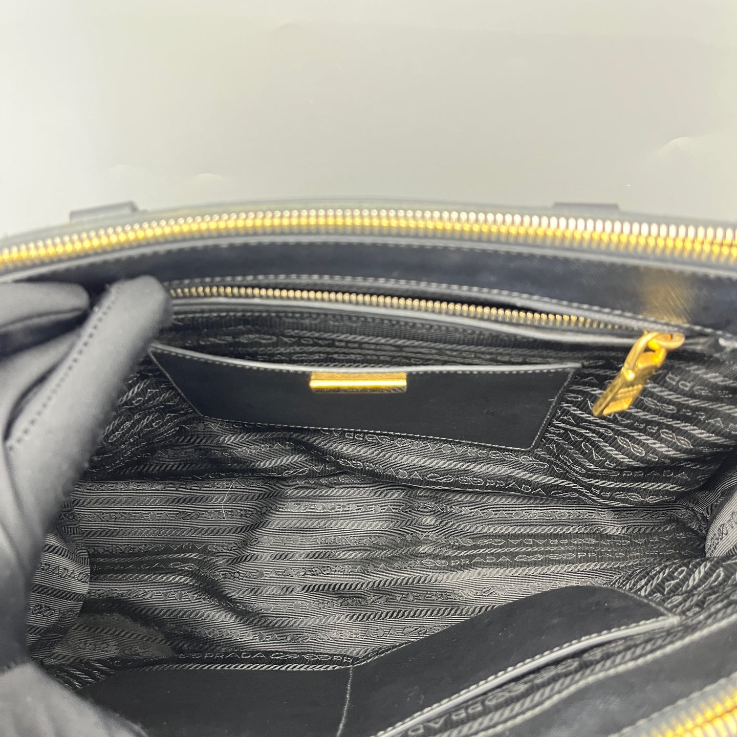 Prada - Saffiano Lux Double-Zip Tote (Galleria Bag) - Saffiano leather - Black - (medium)