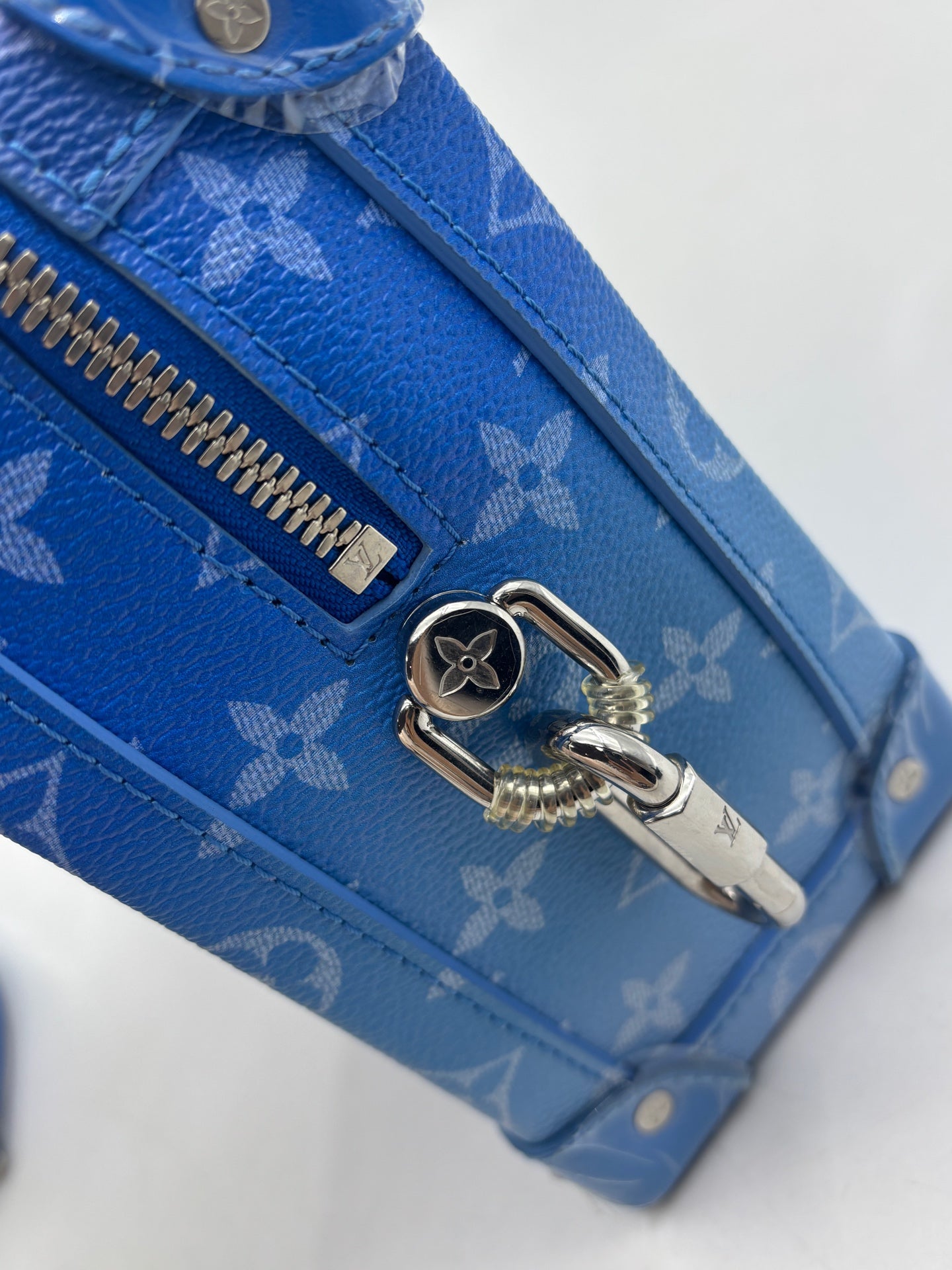 Louis Vuitton - Soft Trunk Clouds - Synthetic - Blue - (medium)