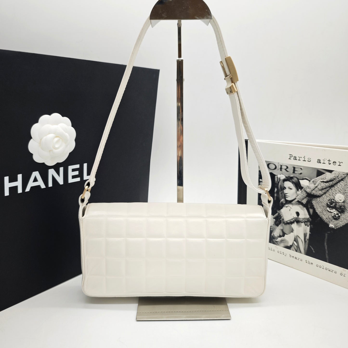 Chanel - Chocolate Bar Shoulder Bag with Large CC Logo - Leather - Beige - (small)