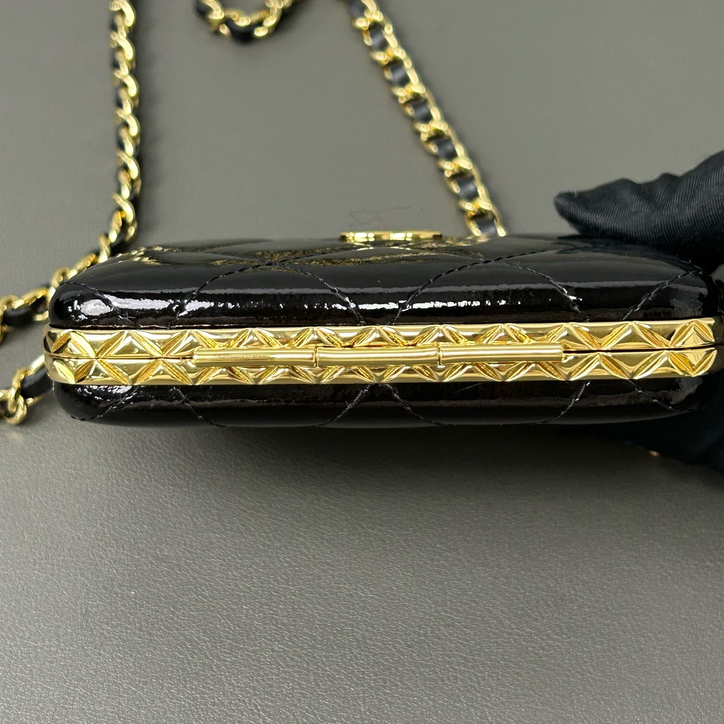 Chanel - Metiers d'Art Clasp Chain Card Holder Mini Bag - Patent leather - Black with gold-tone hardware - (mini)