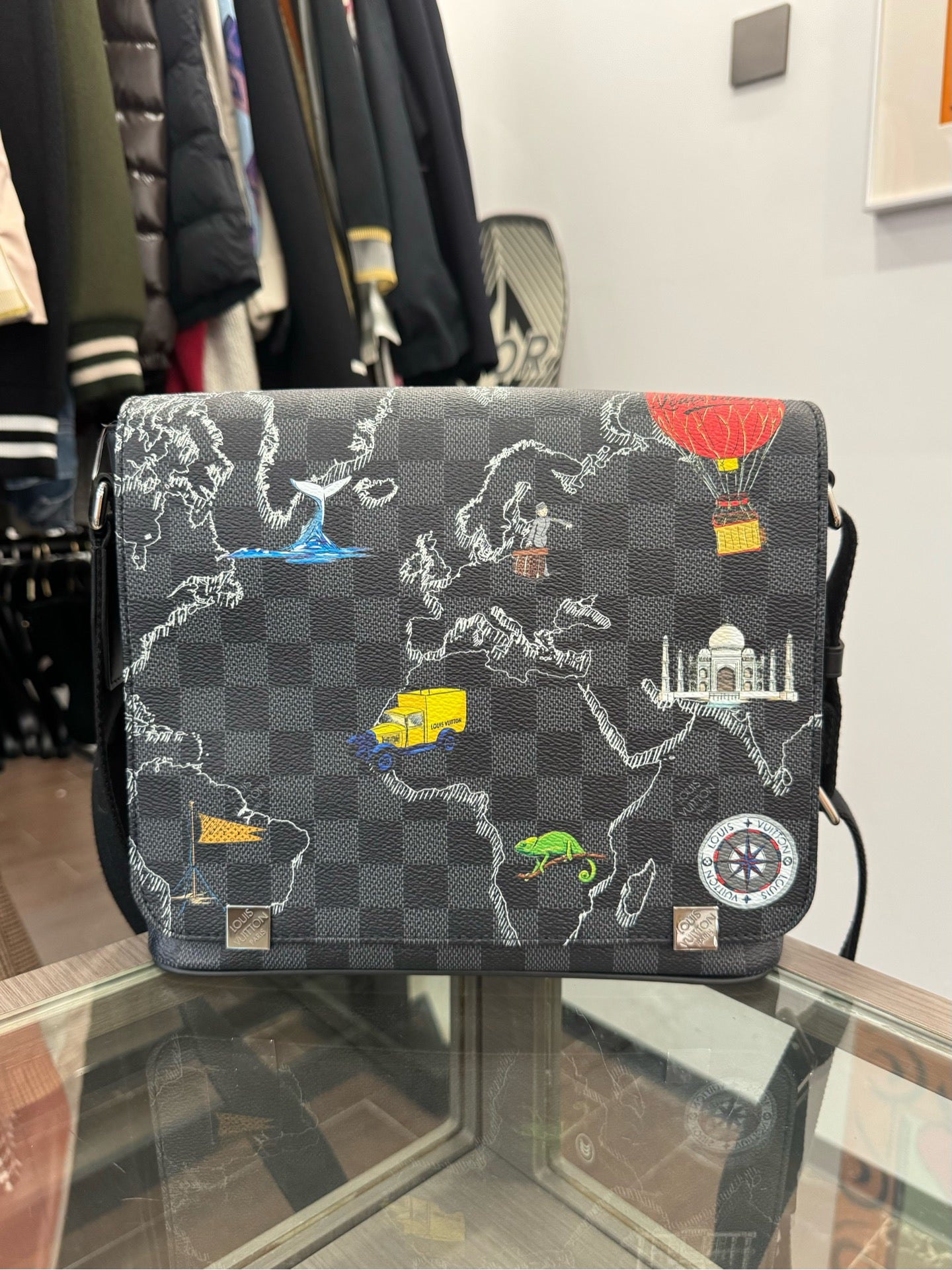 Louis Vuitton - N40238 - Limited Edition World Tour Messenger Bag - Damier Graphite coated canvas with leather trim - Black - (medium)