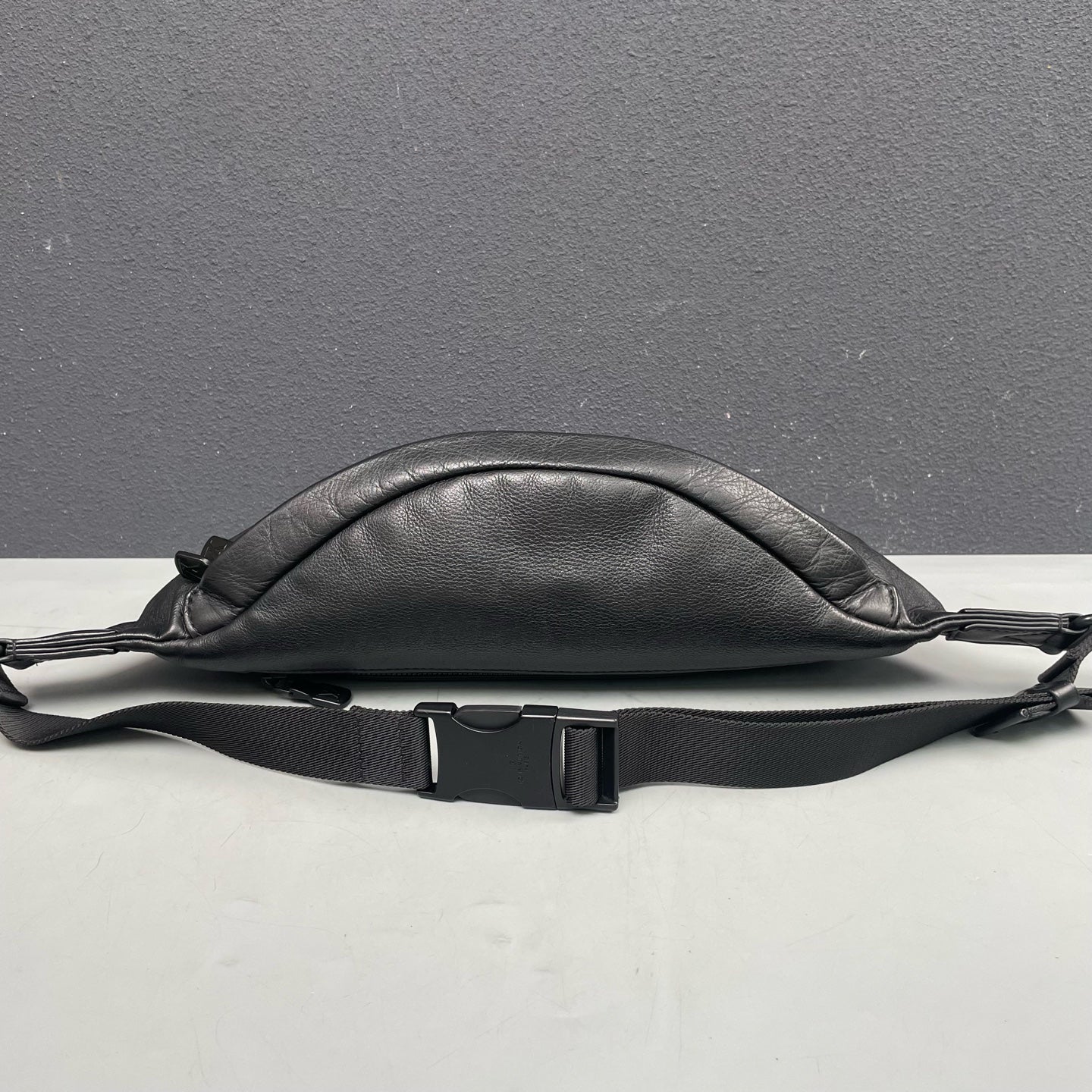 Louis Vuitton - Discovery Bumbag - Leather - Black - (medium)