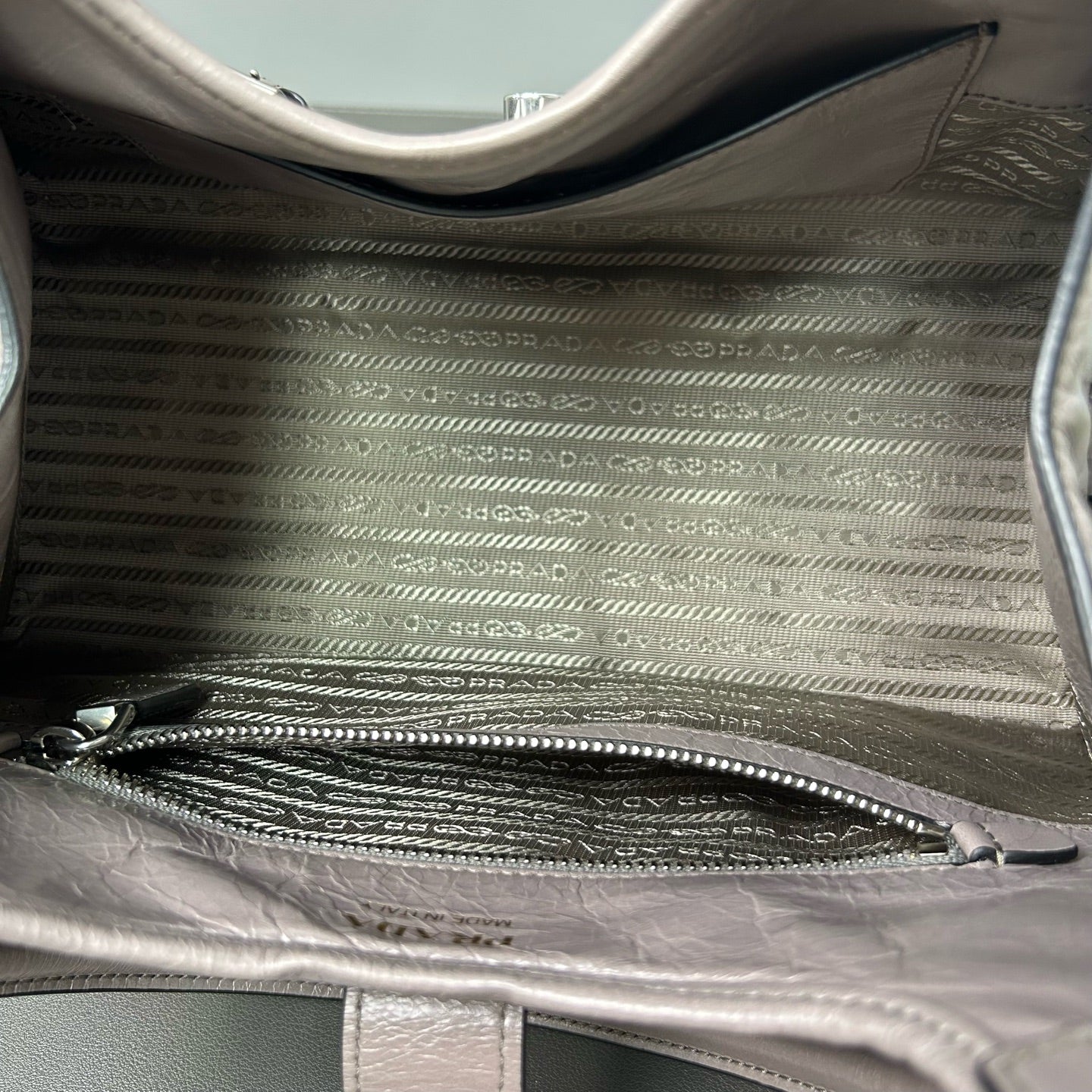 Prada - Trapezoidal Hobo - Waxed cowhide leather - Grey - (Medium)