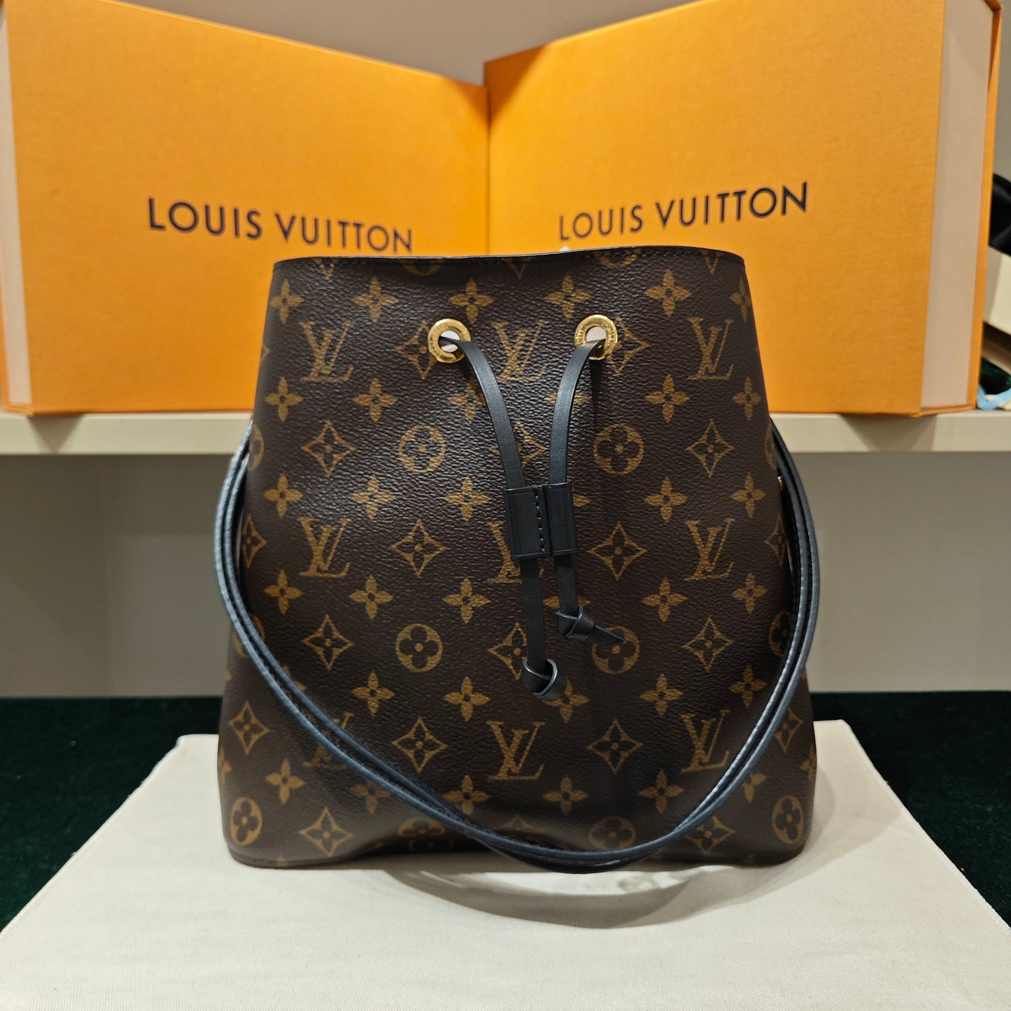 Louis Vuitton - NéoNoé MM - Monogram coated canvas with black cowhide leather trim - Brown and Black - (Medium)