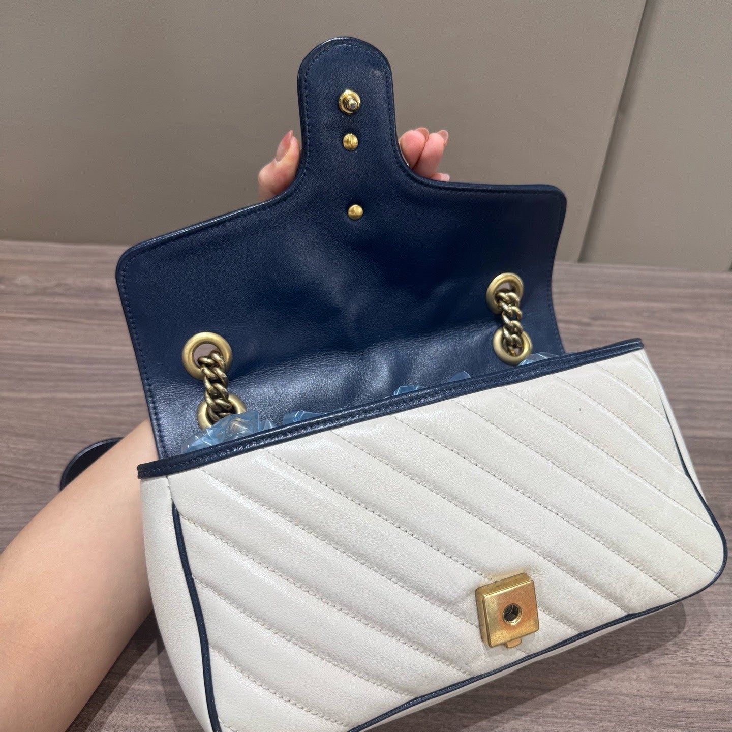 Gucci - GG Marmont Matelassé Shoulder Bag 26 - Leather - White with Navy Trim - (Medium)
