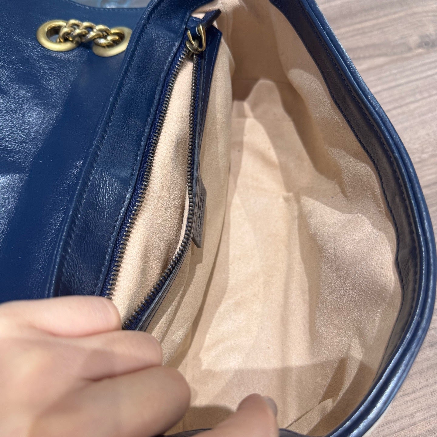 Gucci - GG Marmont Matelassé Shoulder Bag 26 - Leather - White with Navy Trim - (Medium)