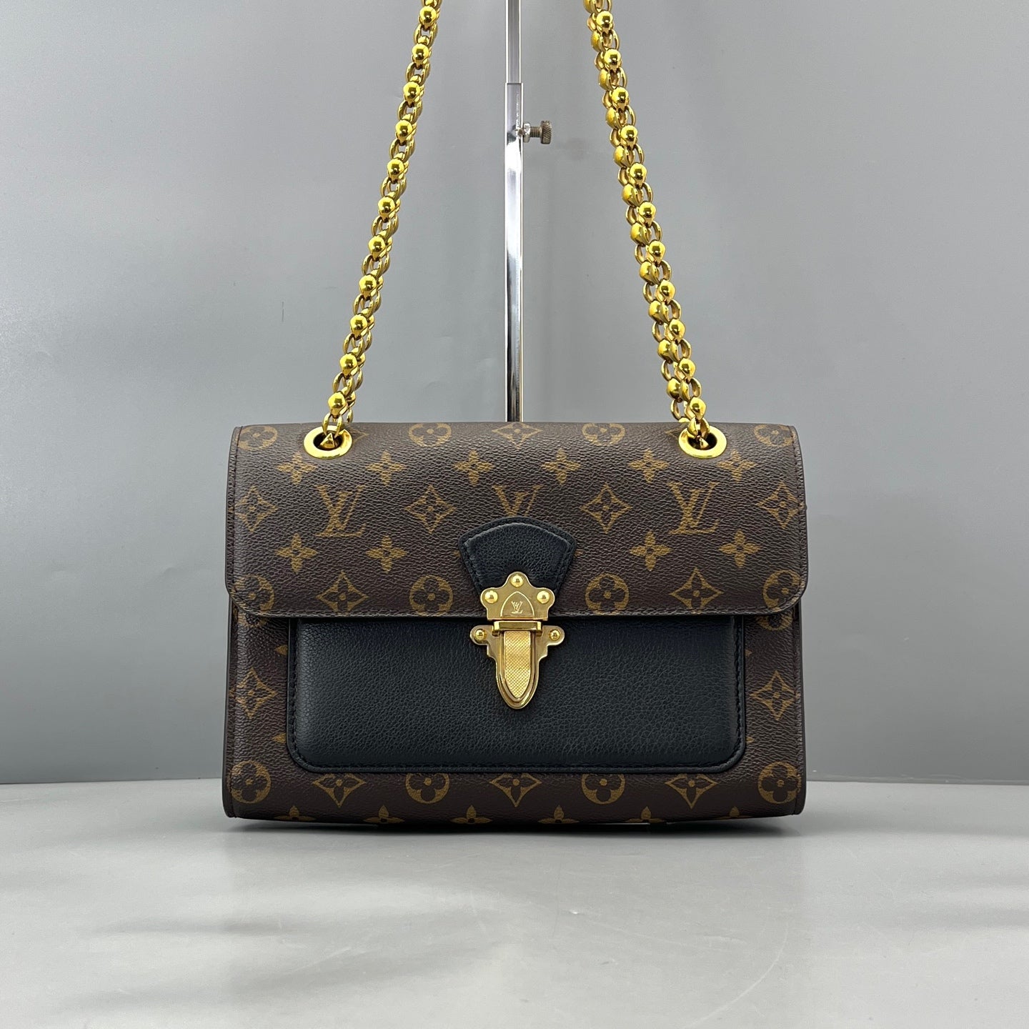 Louis Vuitton - Victoria Chain Bag - Monogram coated canvas with leather trim - Brown - (Medium)