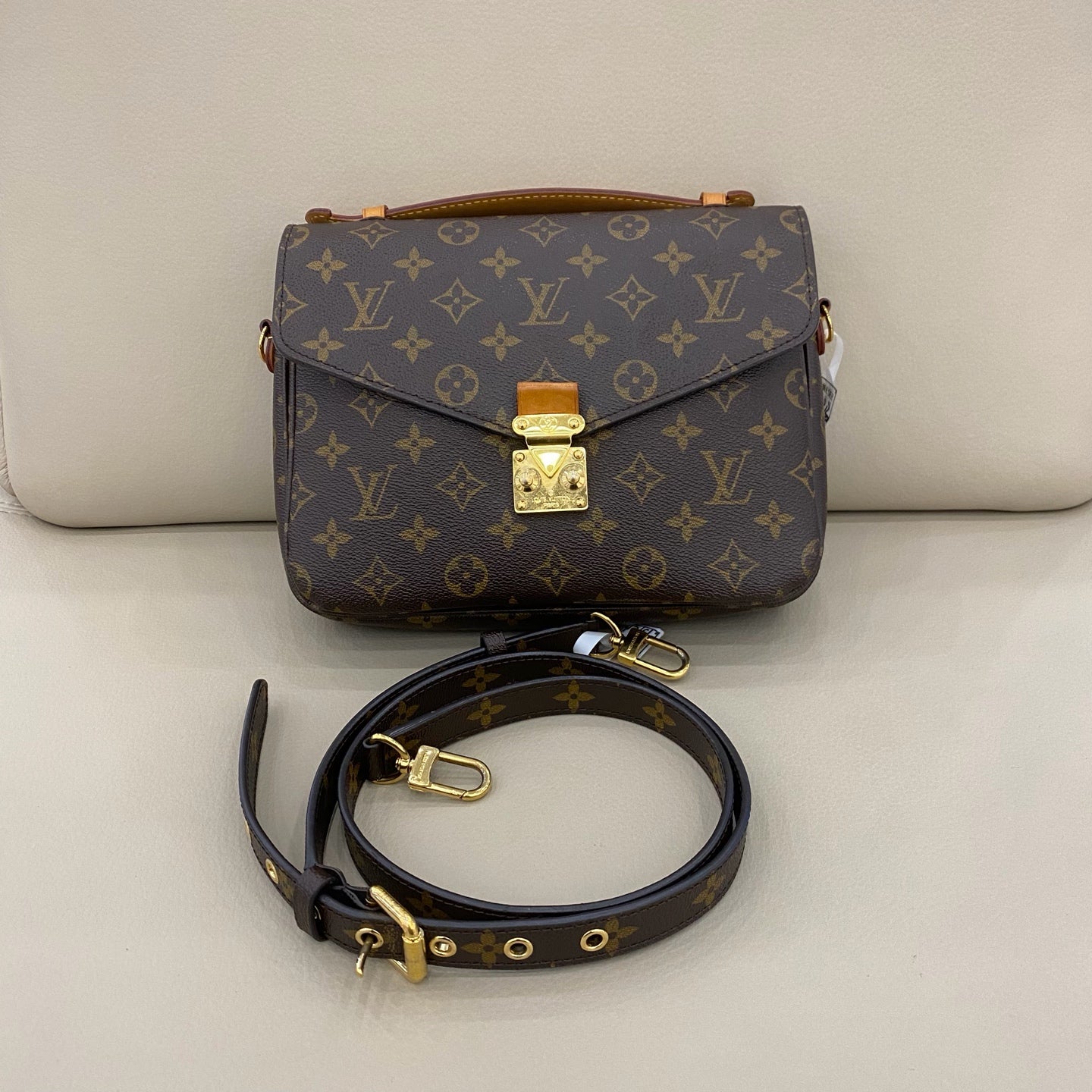 Louis Vuitton - Pochette Metis - Monogram canvas with natural cowhide leather trim - Brown - (medium)