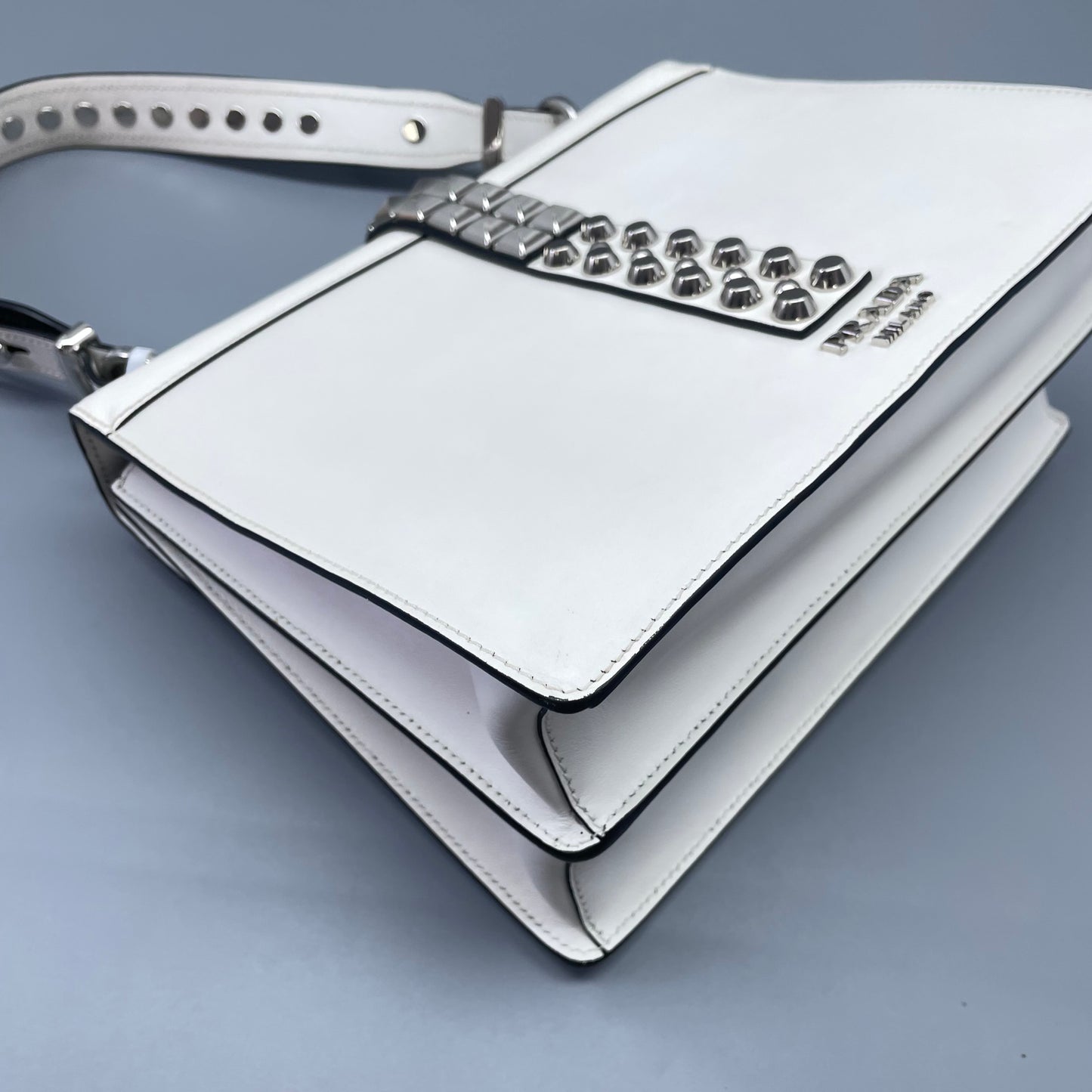 Prada - Riveted Accordion Bag - Calfskin leather - White - (Medium)