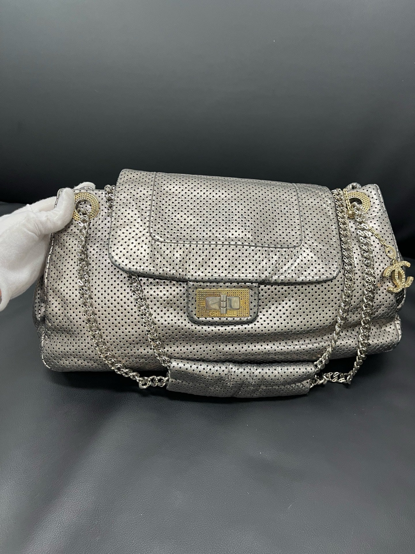 Chanel - 2.55 Reissue Perforated Flap Bag - Cowhide leather - Silver - (medium)