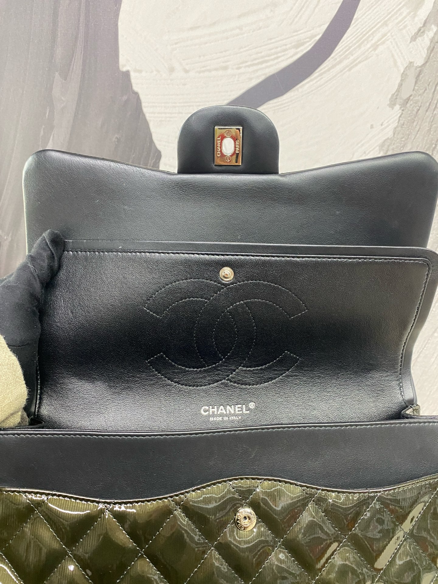 Chanel - Jumbo Classic Double Flap - Patent leather - Deep olive green with Silver-Tone Hardware - (Large)