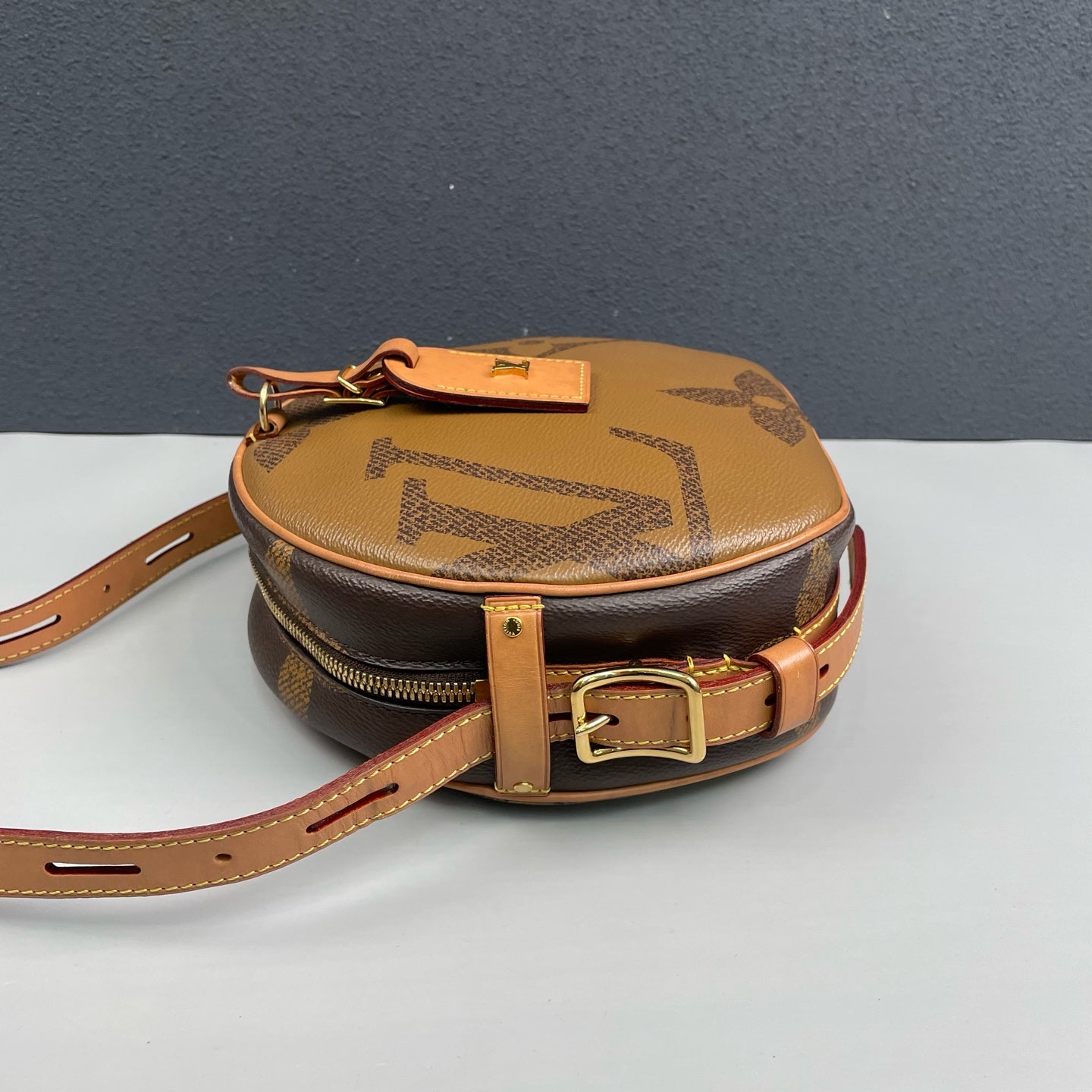 Louis Vuitton - Boîte Chapeau Souple - Monogram Giant Reverse coated canvas and Vachetta leather - Brown - (Small)