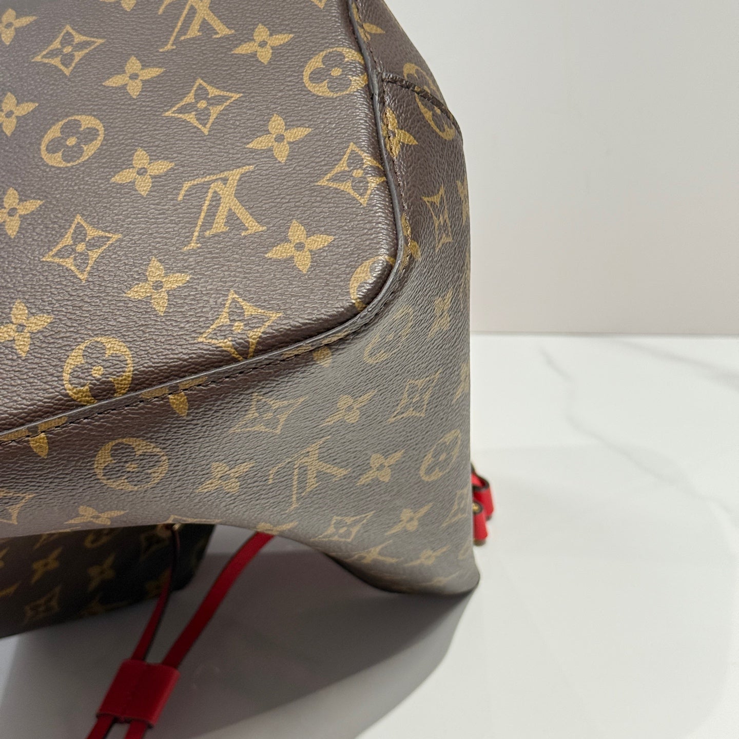 Louis Vuitton - NeoNoe MM - Monogram coated canvas with leather trim - Brown and Red - (medium)