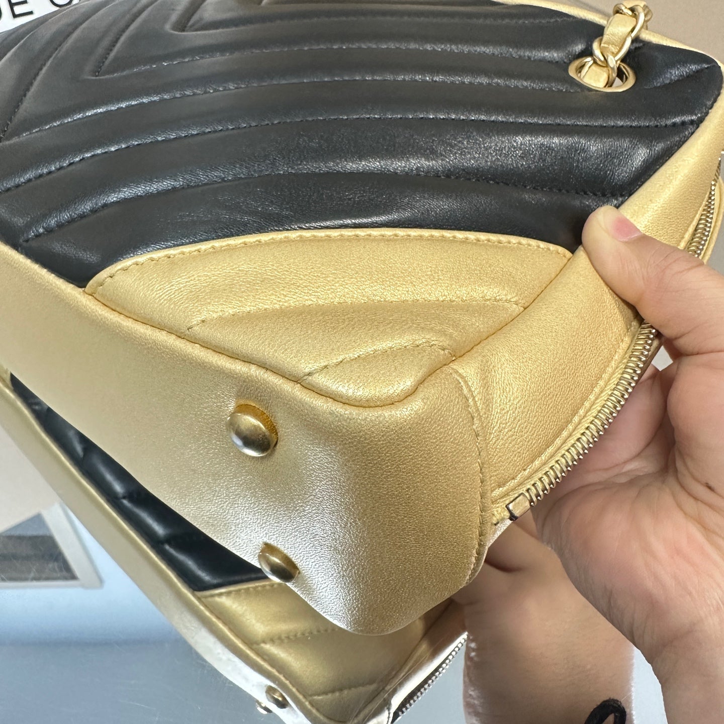 Chanel - Color-blocked V-Stitch Camera Bag - Leather - Multicolour - (Small)