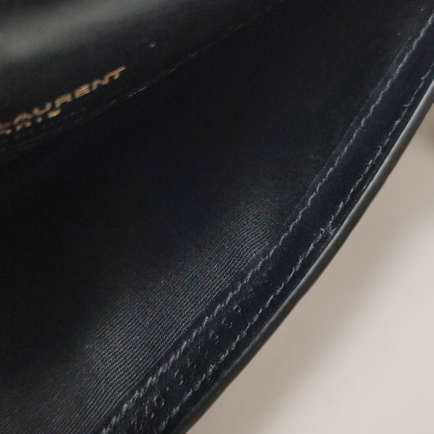 Saint Laurent - Monogram Wallet on Chain (WOC) - Calfskin leather with crocodile embossing - Black with Gold-Tone Hardware - (Mini)