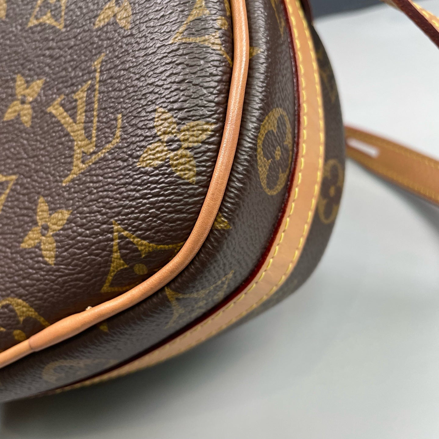 Louis Vuitton - Boîte Chapeau Souple PM - Monogram coated canvas with natural cowhide leather trim - Brown Monogram with natural Vachetta leather and red accents - (Mini)