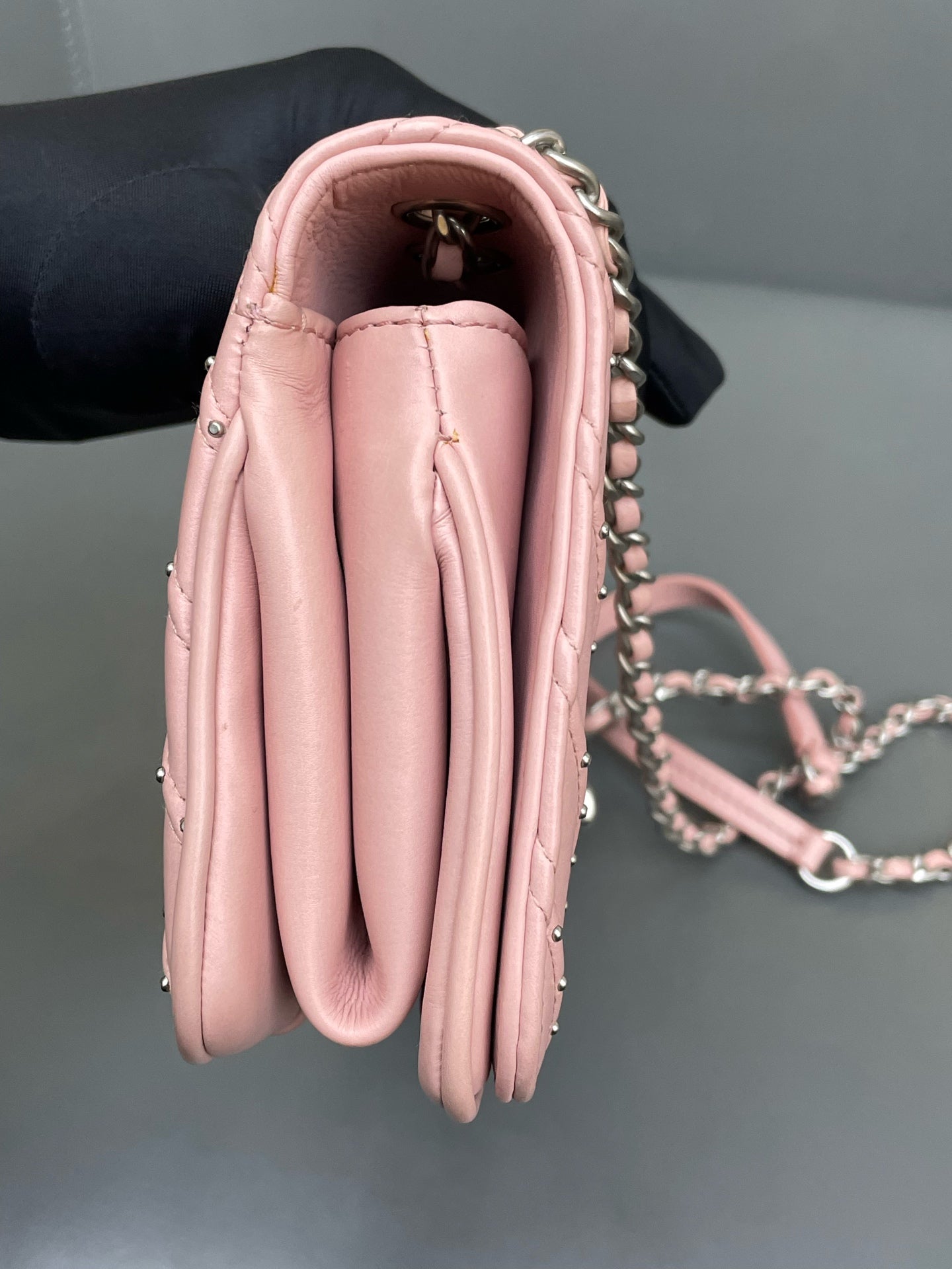 Chanel - Wallet On Chain (WOC) Studded Chevron - Lambskin leather - Pink - (Mini)