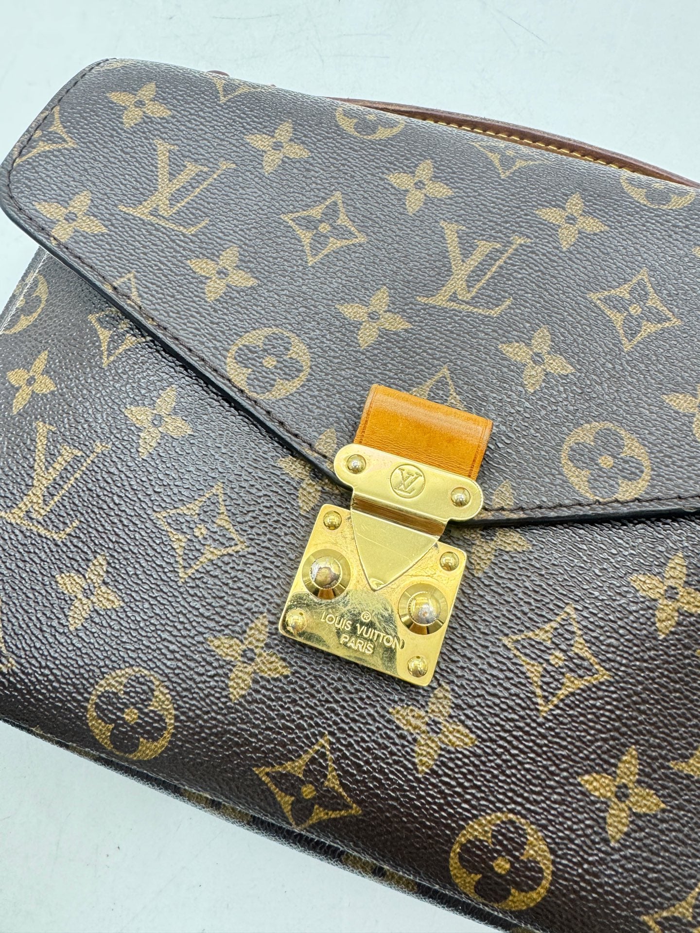 Louis Vuitton - Pochette Metis - Monogram coated canvas with cowhide leather trim - Brown - (Medium)