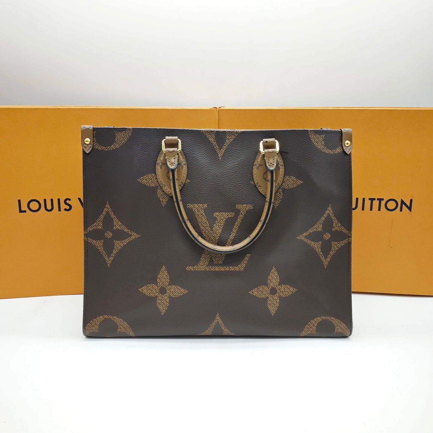 Louis Vuitton - OnTheGo MM - Monogram Giant and Reverse Monogram coated canvas with natural cowhide leather trim - Multicolour - (medium)