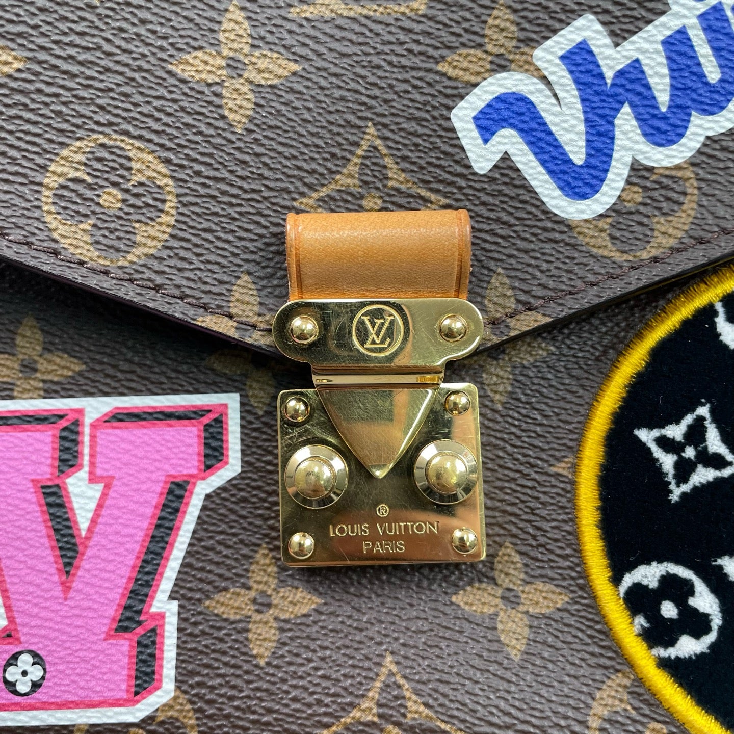 Louis Vuitton - Pochette Métis Monogram Patches - Monogram coated canvas with natural Vachetta leather trim and microfibre lining - Brown - (Medium)