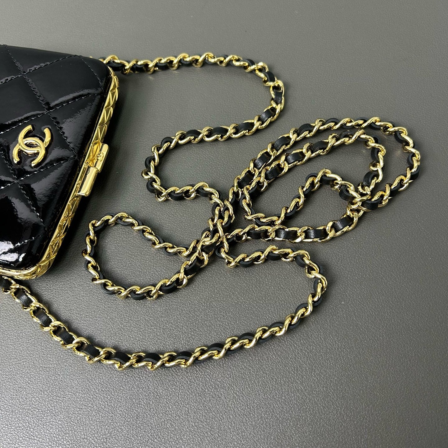 Chanel - Metiers d'Art Clasp Chain Card Holder Mini Bag - Patent leather - Black with gold-tone hardware - (mini)
