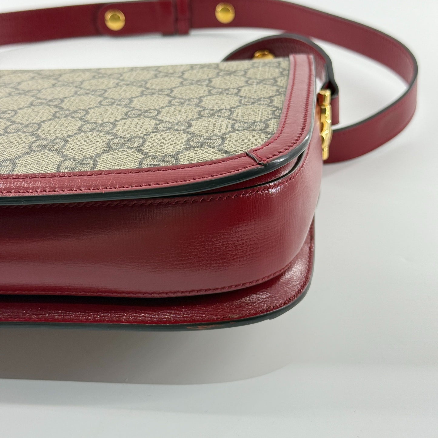 Gucci - 1955 Horsebit Medium Saddle Bag - GG Supreme coated canvas with leather trim - Multicolour (Beige/Brown and Red) - (medium)