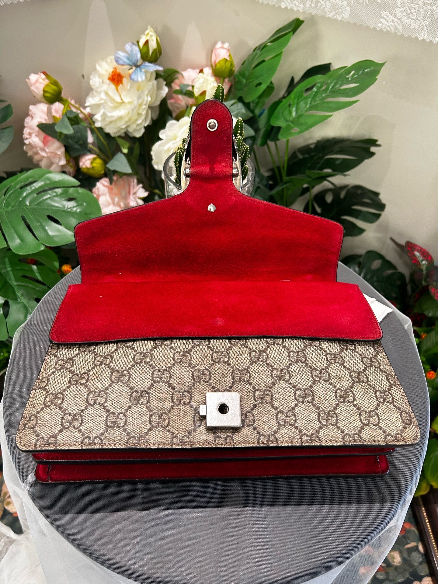Gucci - Dionysus Shoulder Bag - GG Supreme canvas with suede interior and leather trim - Beige and ebony GG Supreme with red interior and antiqued silver-tone hardware - (Medium)