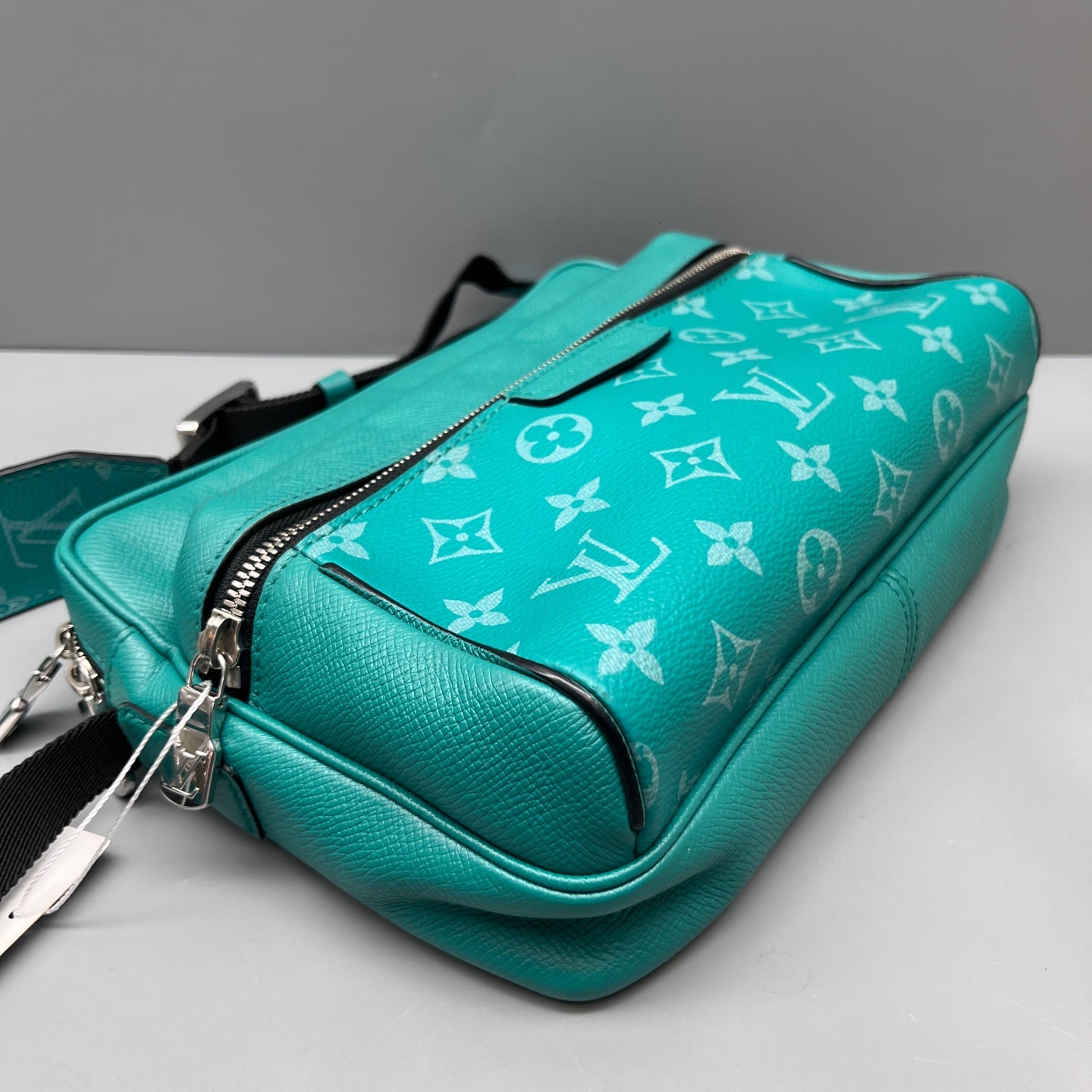 Louis Vuitton - Outdoor Messenger - Leather - Blue - (medium)