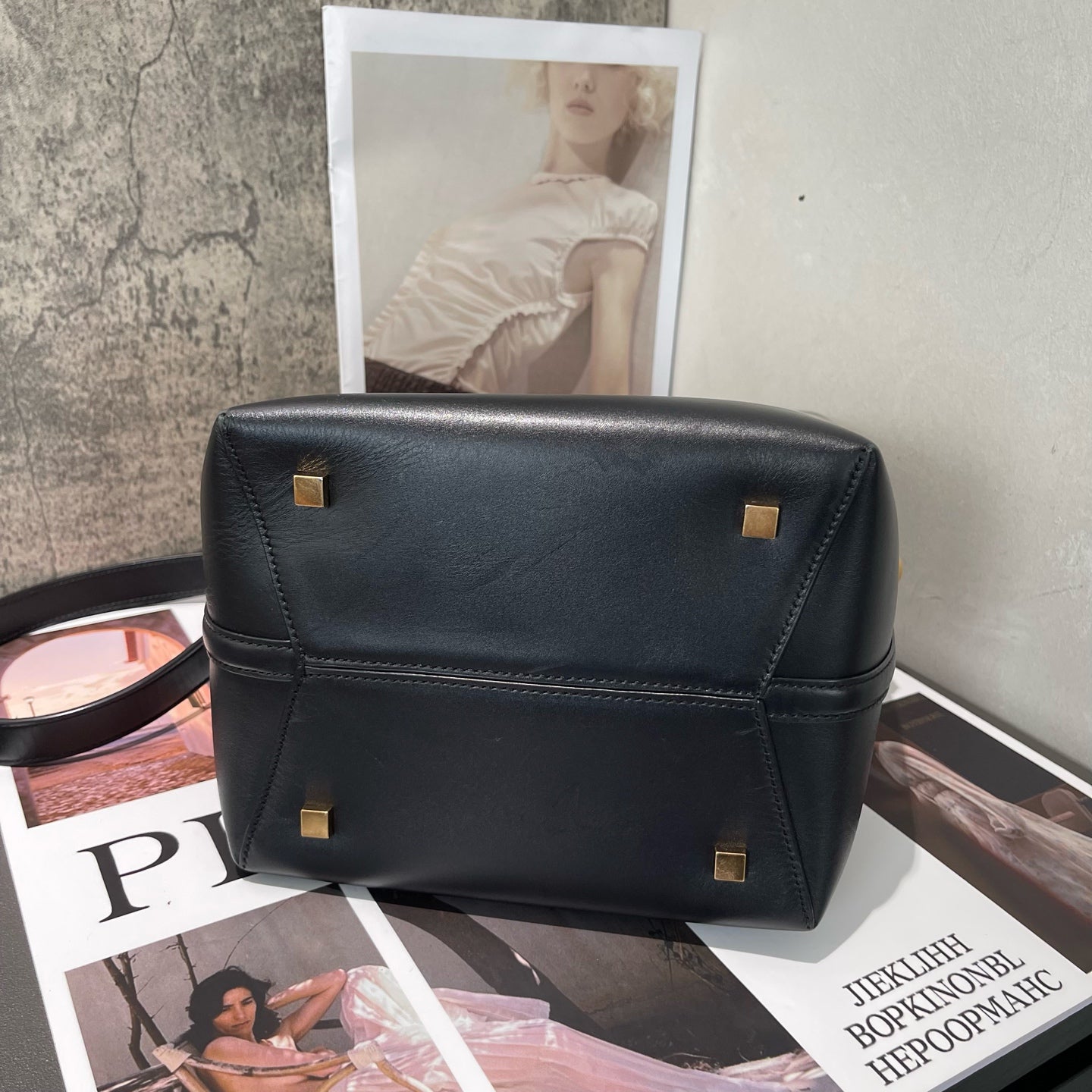Saint Laurent - LE37 Bucket Bag - Leather - Black - (Large)