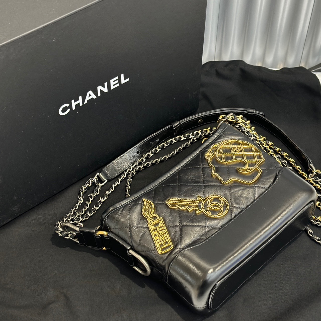 Chanel - Gabrielle Hobo Bag Paris Cosmopolite Small - Aged calfskin leather - Black - (Small)