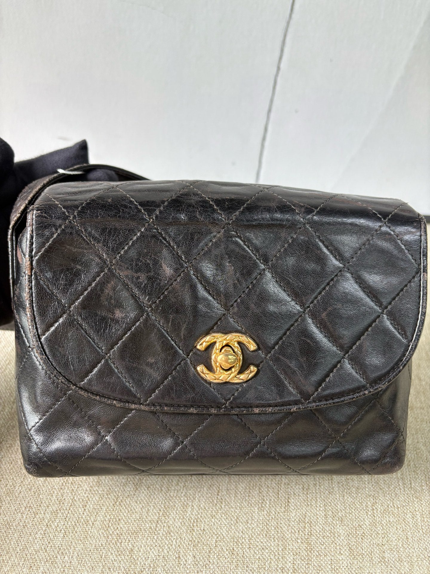 Chanel - Vintage Flap Messenger Bag - Lambskin leather - Black - (Medium)