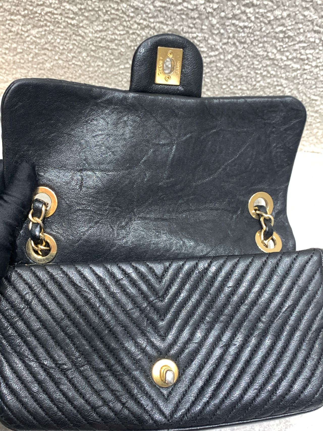 Chanel - CF Small V-Stitch Flap Bag - Leather - Black - (small)