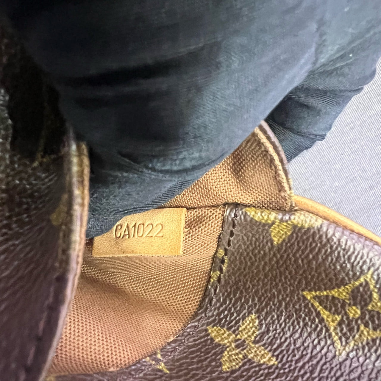 Louis Vuitton - Egg Chest Bag - Monogram coated canvas with Vachetta leather trim - Brown - (Small)