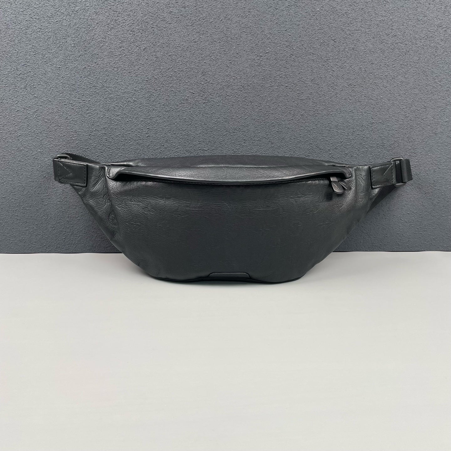 Louis Vuitton - Discovery Bumbag - Leather - Black - (medium)