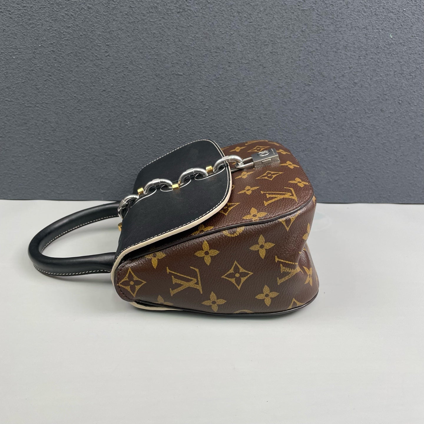 Louis Vuitton - Chain It Messenger PM - Monogram coated canvas and black smooth leather - Multicolour - (mini)
