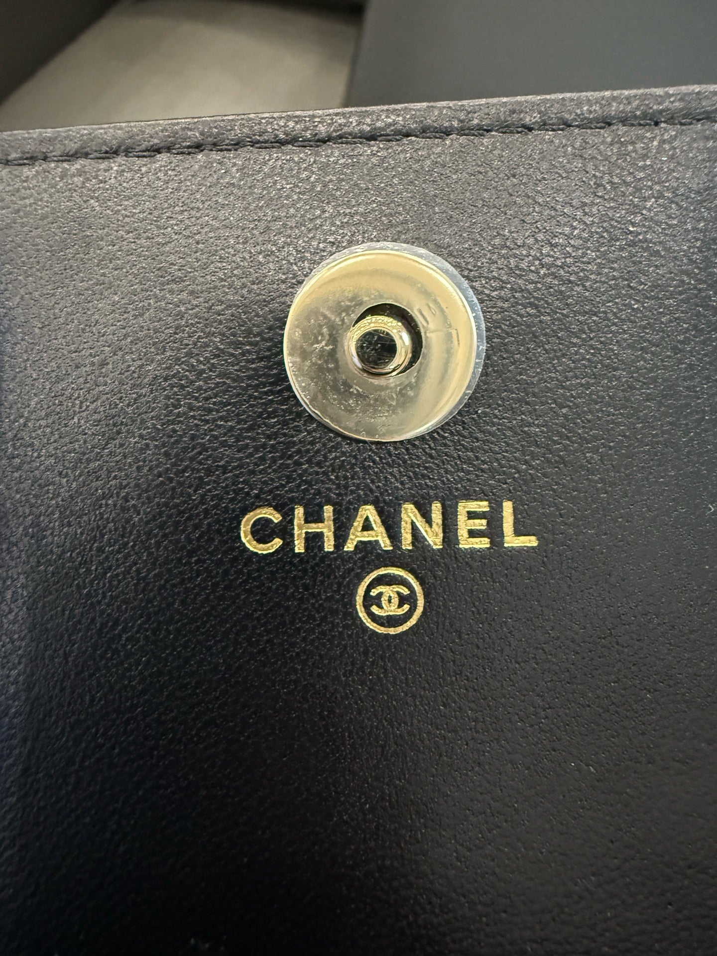 Chanel - 22P Pearl Chain Mini Clutch with Chain - Lambskin leather - Black - (mini)