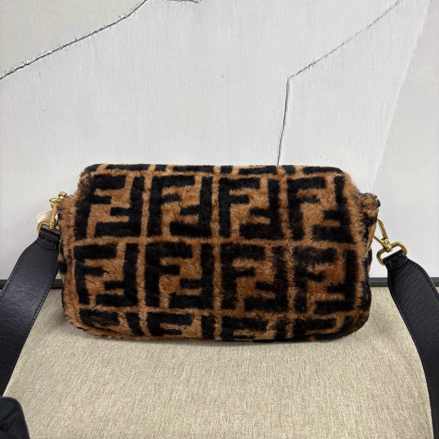 Fendi - Baguette - Plush textile with leather trim - Brown - (Medium)