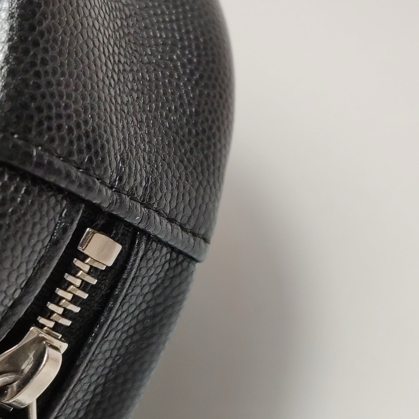 Chanel - 19 Round Mini Bag - Grained calfskin leather - Black - (mini)
