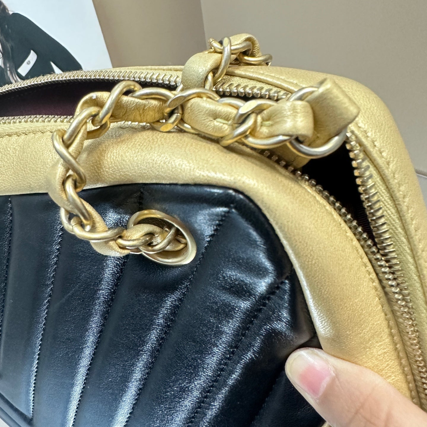 Chanel - Color-blocked V-Stitch Camera Bag - Leather - Multicolour - (Small)
