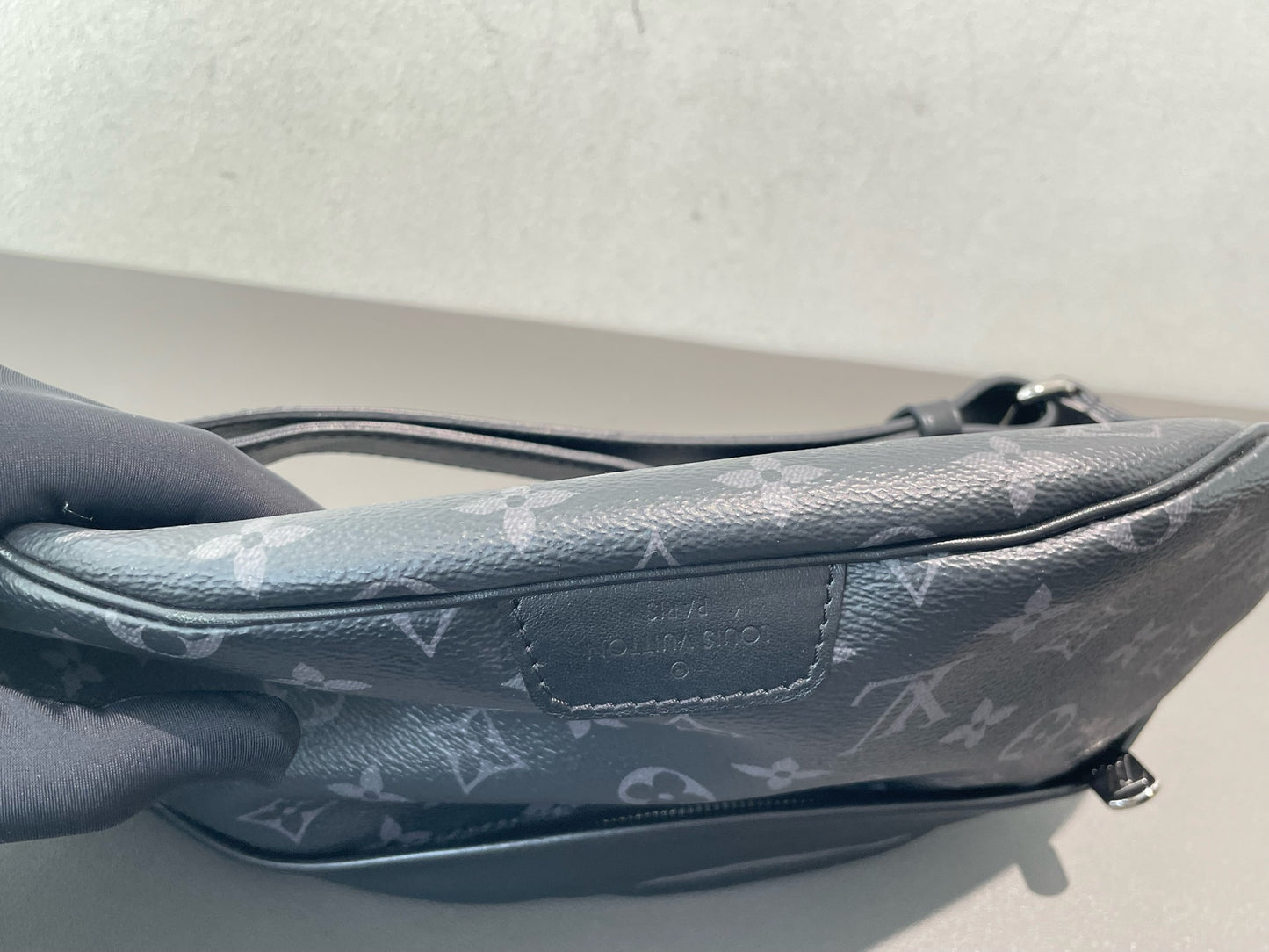 Louis Vuitton - Discovery Bum Bag - Monogram Eclipse coated canvas with leather trim - Black - (Medium)